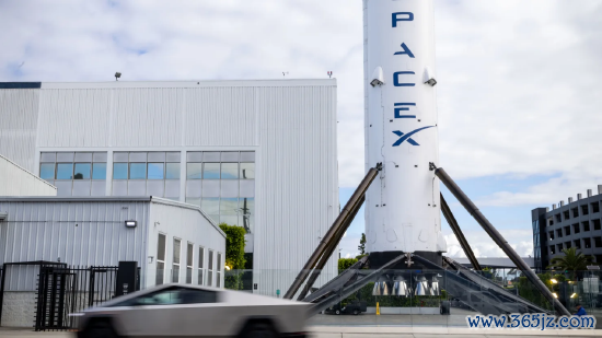 2026 年 4 月 13 日周一，好意思国加州霍桑市，一辆特斯拉赛博皮卡驶过 SpaceX 厂区。